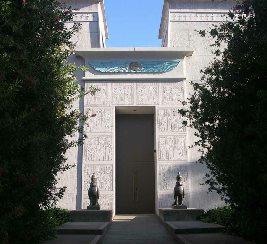 Porte d’entrée du bâtiment administratif flanquée de deux statues d’Horus.